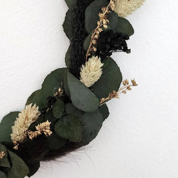 Couronne en Eucalyptus avec Touches Noires et Dorées - Fleurs Séchées – Image 2