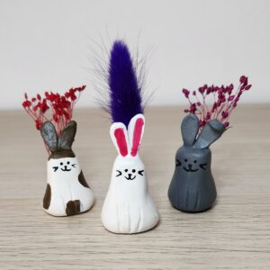 Lapins Fleuris en Argile – Pièces Uniques en Fleurs Séchées