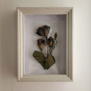 Cadre fleurs séchées – Teintes naturelles & touches de violet